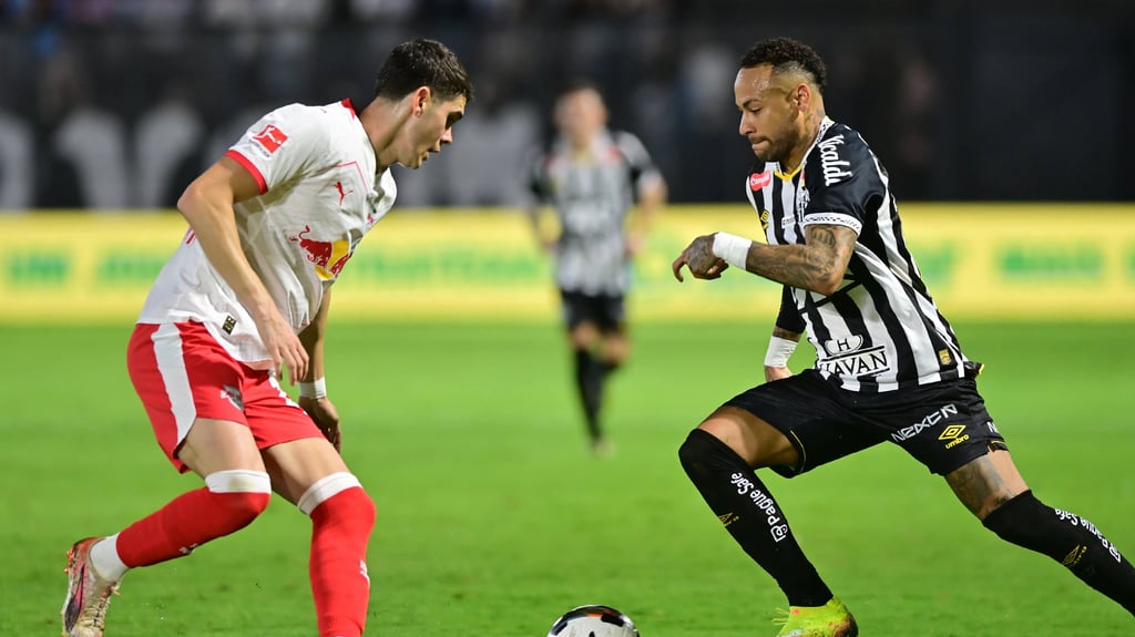 Neymar im Duell mit RB-Verteidiger Kosta Nedeljkovic.