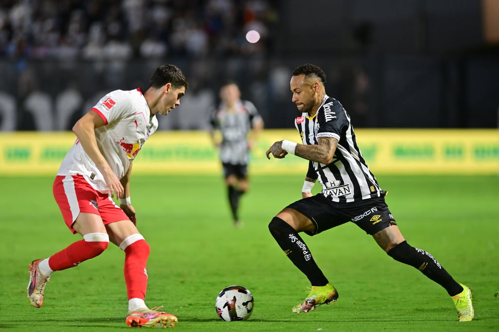 Neymar im Duell mit RB-Verteidiger Kosta Nedeljkovic.
