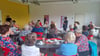 Das Literaturcafé ist auch bei dieser Lesung gut gefüllt. MGH-Chefin Melanie Kerz (M.) begrüßt die Organisatoren und Gäste. 