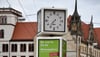 Die Werbe-Uhr in der Magdeburger Innenstadt ist seit längerem defekt.