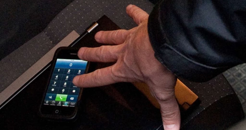 Ein Handy ist in einer Straßenbahn in Halle von einer Gruppe Jugendlicher geklaut worden.
