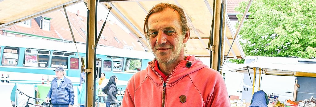 Tayfun Fleischer ist seit einigen Wochen Marktbetreiber in Arendsee und verkauft, genauso wie seine Frau Jeanette Lüthe, auch selbst.