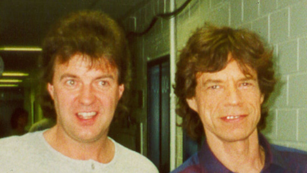 Als Musikjournalist hat der Nachterstedter Günter Schneidewind (links im Bild) viele Größen der Musik-Branche getroffen, so wie hier 1999 Mick Jagger, mit dem er zehn Minuten reden konnte.
