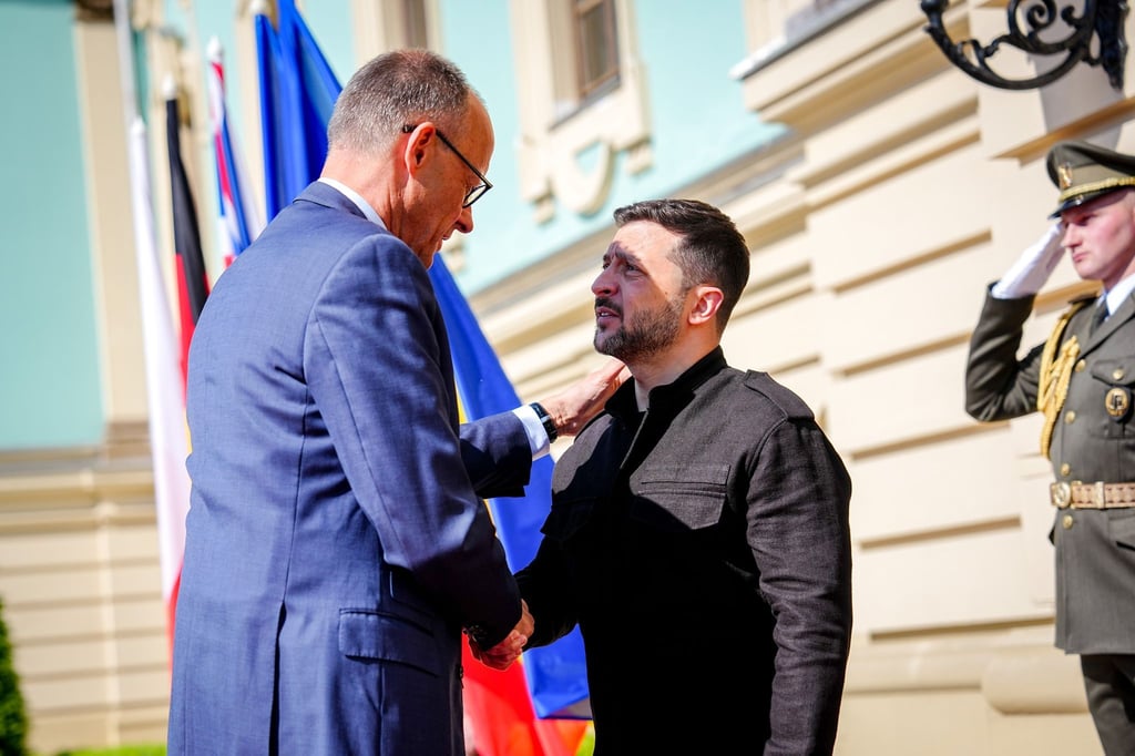 Bundeskanzler Merz wird bei seinem Besuch in Kiew Anfang Mai von Präsident Selenskyj in Empfang genommen. (Archivbild)