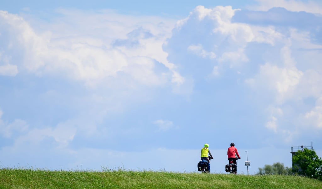 Viele Gäste kämen für ein verlängertes Wochenende an die Küste, um eine kurze Auszeit zu genießen, heißt es bei der Ostfriesland Tourismus GmbH.
