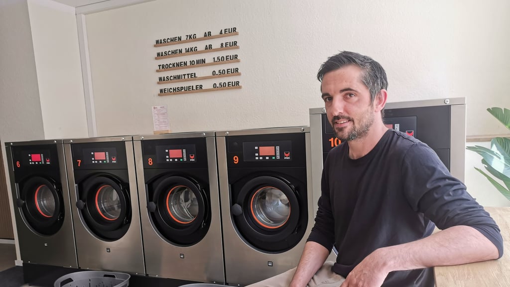 Max Vogelmann eröffnet einen Selbstbedienungs-Waschsalon in Magdeburg.
