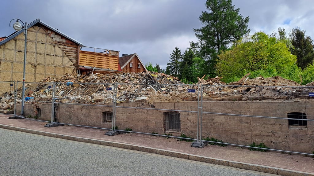 Bei einem Brand im März 2024 wurde die ehemalige Gaststätte an der Bahnhofstraße in Benneckenstein zerstört. Nun wird die Ruine beseitigt.