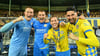 Die Spieler von Eintracht Braunschweig bezwangen den 1. FC Saarbrücken in der Relegation und bleiben damit in der 2. Bundesliga.