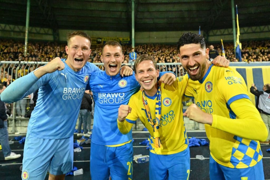 Die Spieler von Eintracht Braunschweig bezwangen den 1. FC Saarbrücken in der Relegation und bleiben damit in der 2. Bundesliga.