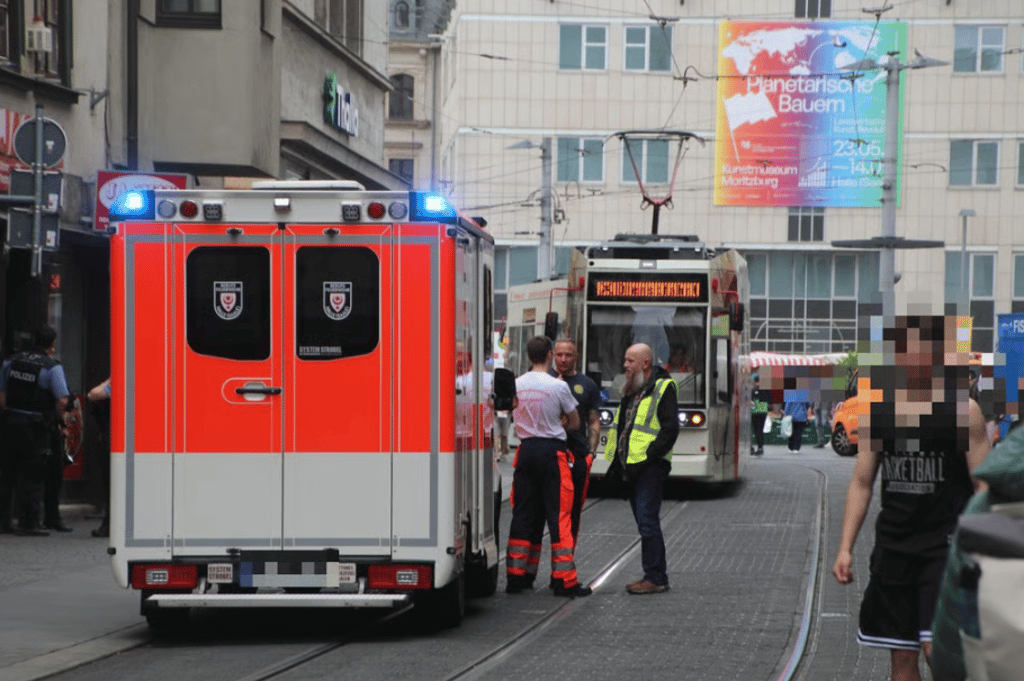 Eine Zehnjährige wurde in Halle bei einem Unfall mit einer Straßenbahn verletzt.