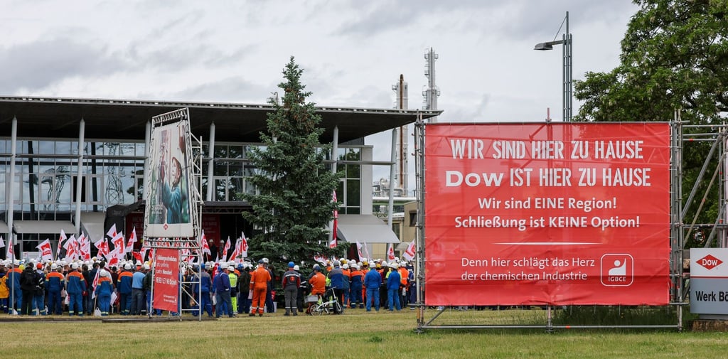 Dow prüft, zentrale Anlagen in Ostdeutschland herunterzufahren.