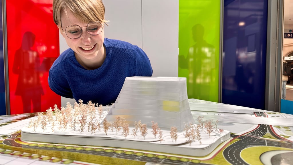 Natalie Henke aus dem Bahnhofsmanagement war bei der Stellprobe im Gläsernen Büro dabei und sichtlich angetan.