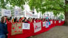 Mitarbeiter von Hilfsorganisationen demonstrieren in Berlin für mehr Hilfsgüter in Gaza.