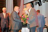 Ronald Maaß gratuliert Erika und Hartmut Schmiegel beim Vereineball 2024 zum Preis für ihr Lebenswerk.