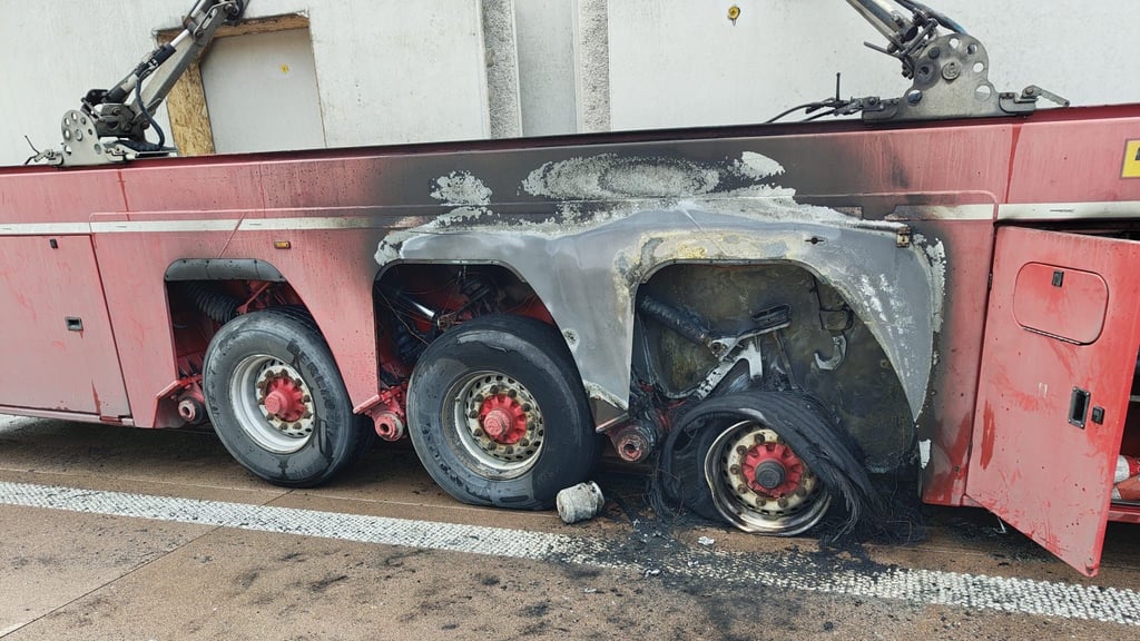 Der Lkw-Auflieger fing nach einem Knall auf der A9 bei Dessau plötzlich Feuer.