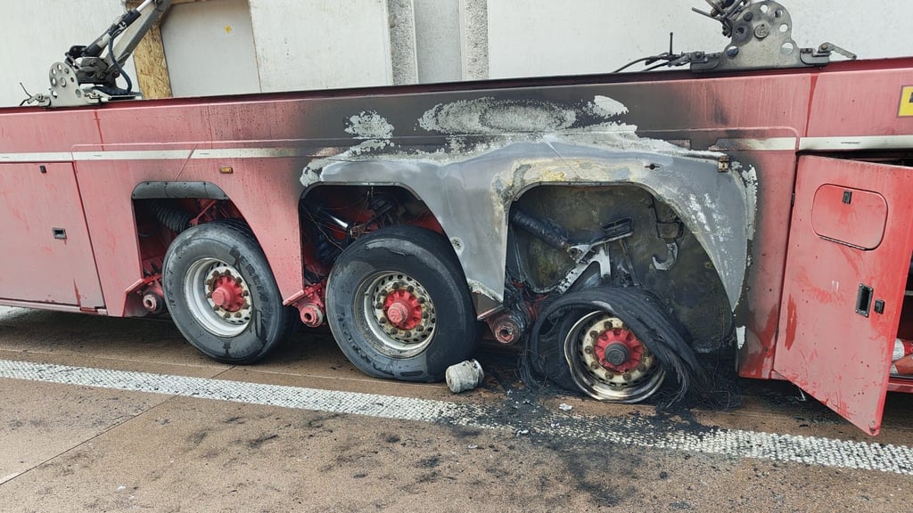 Der Lkw-Auflieger fing nach einem Knall auf der A9 bei Dessau plötzlich Feuer.