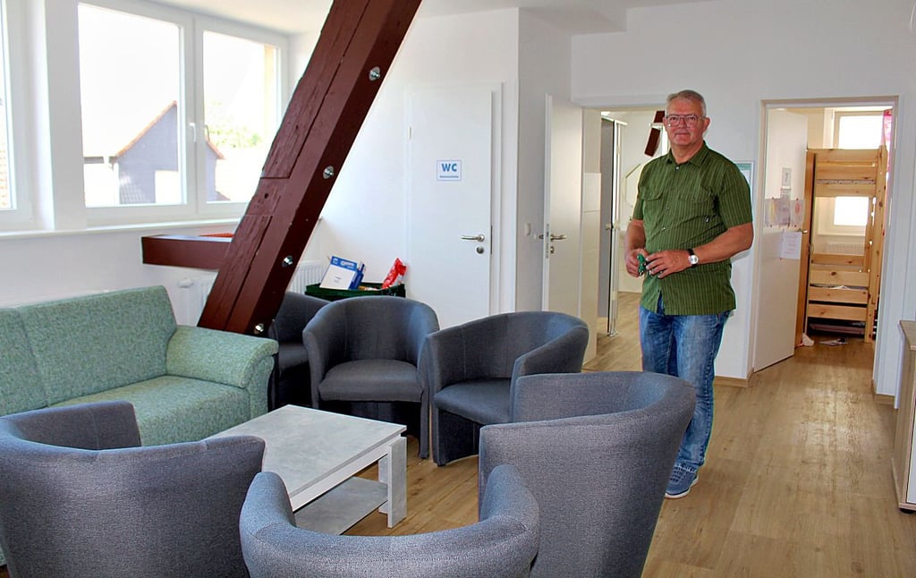 Im Obergeschoss von Haus II stehen jetzt neue Räumlichkeiten mit neuem Mobiliar für Klassen und andere Gruppen zur Verfügung. Objektleiter Ulrich Weimeister ist stolz auf den Umbau.