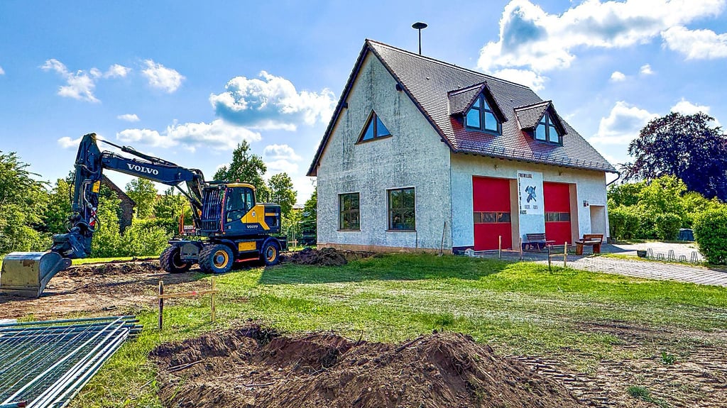 Neben dem bisherigen Feuerwehrgerätehaus entsteht eine neue Halle mit zwei Stellplätzen. Die Investition soll vor allem den Platzmangel beheben.