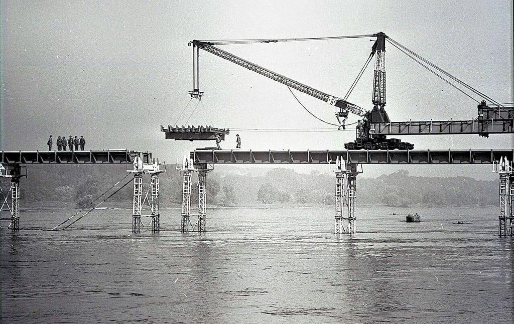 Eine Elbbrücke zwischen Tangermünde und Wittenberge gab es 1981. Die Nationale Volksarmee montierte sie, um im Ernstfall für einen Ausfall der Elbbrücke bei Tangermünde gerüstet zu sein.
