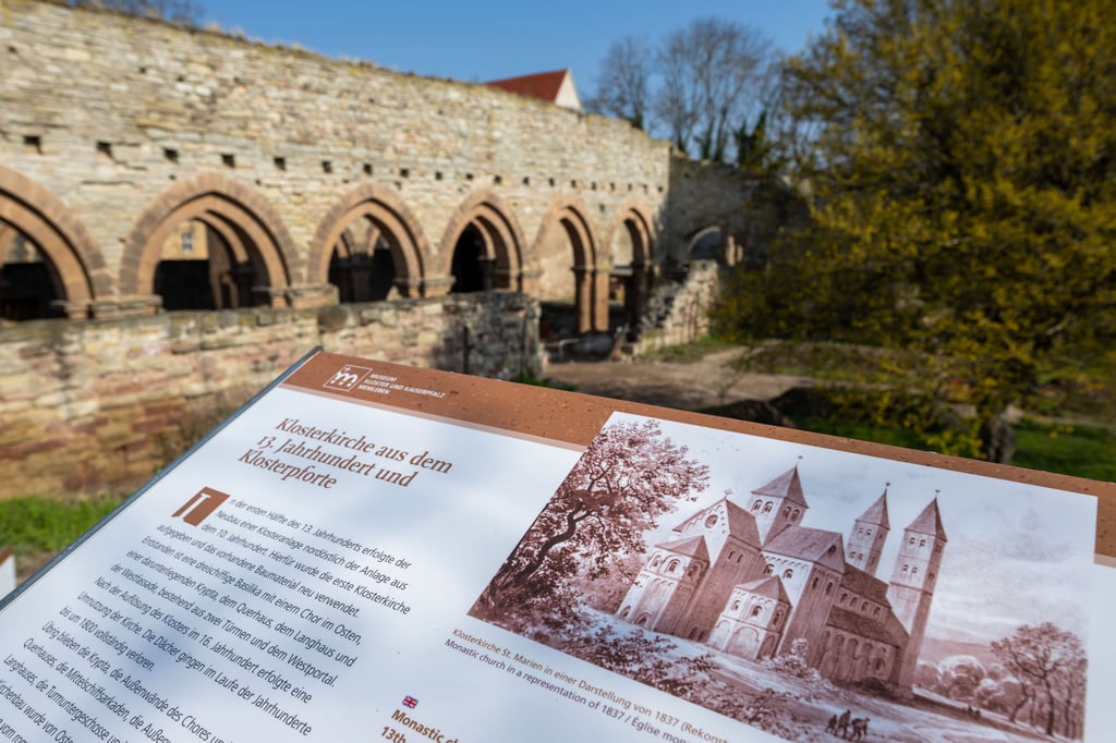 Im Kloster Memleben wird eine Führung für Familien angeboten.