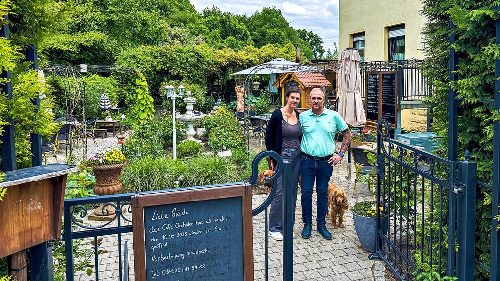Im neuen „alten“ Sommergarten: Die Eheleute Nier haben das Café „Orchidee“ in Bad Schmiedeberg übernommen und renoviert. Seit Mitte Mai wird hier wieder gebacken. Das Angebot ist beachtlich groß.
