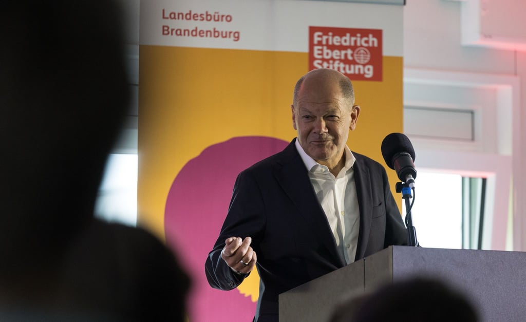 Der frühere Bundeskanzler Olaf Scholz (SPD) wirbt in einer Schule für den Kampf gegen Rechtsextremismus.