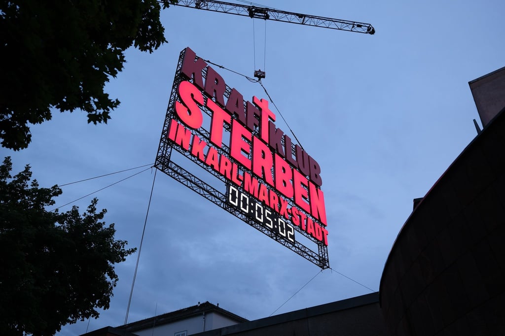 „Sterben in Karl-Marx-Stadt“ lautet der Titel des neuen Kraftklub-Albums. In Chemnitz sorgte der Schriftzug tagelang für Spekulationen.