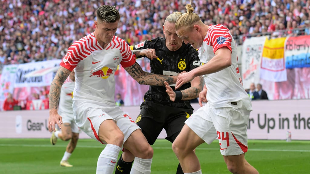 Benjamin Sesko und Xaver Schlager (r.) im Spiel gegen den BVB.
