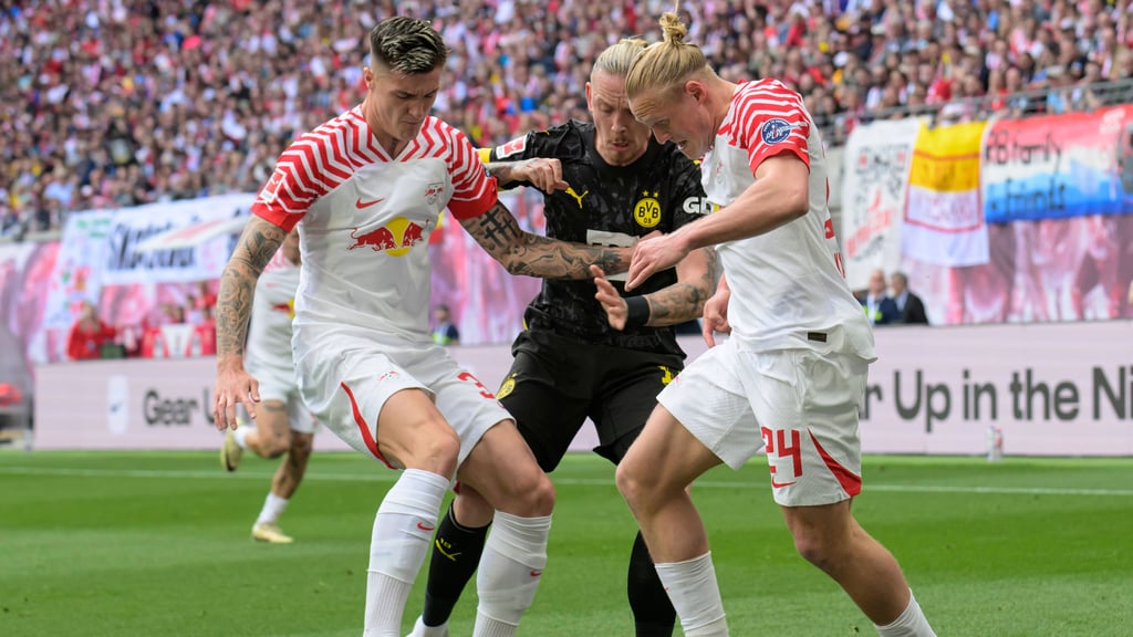 Benjamin Sesko und Xaver Schlager (r.) im Spiel gegen den BVB.