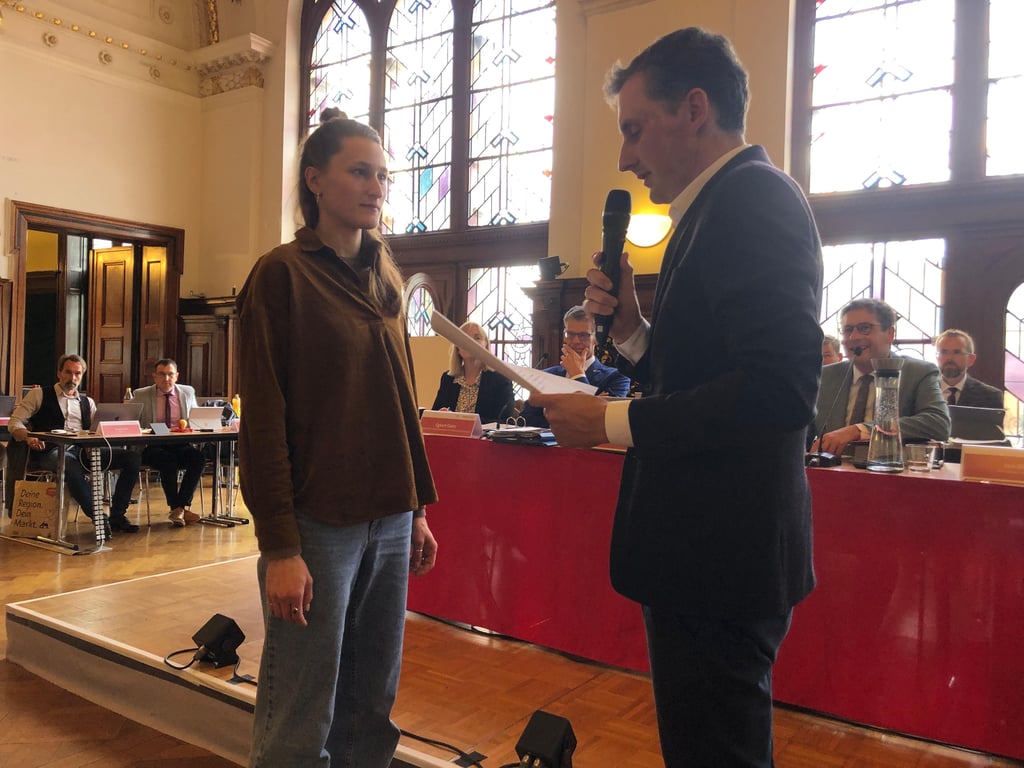 Sarah Labusga (Volt/Mitbürger) wird als neue Stadträtin vereidigt.