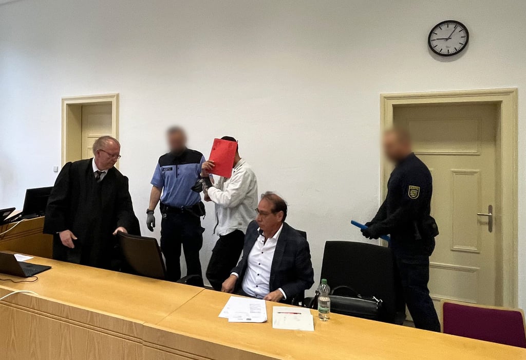 Ein halbes Jahr nach einem tödlichen Messerangriff in Chemnitz steht ein 42-Jähriger wegen Mordes vor Gericht.