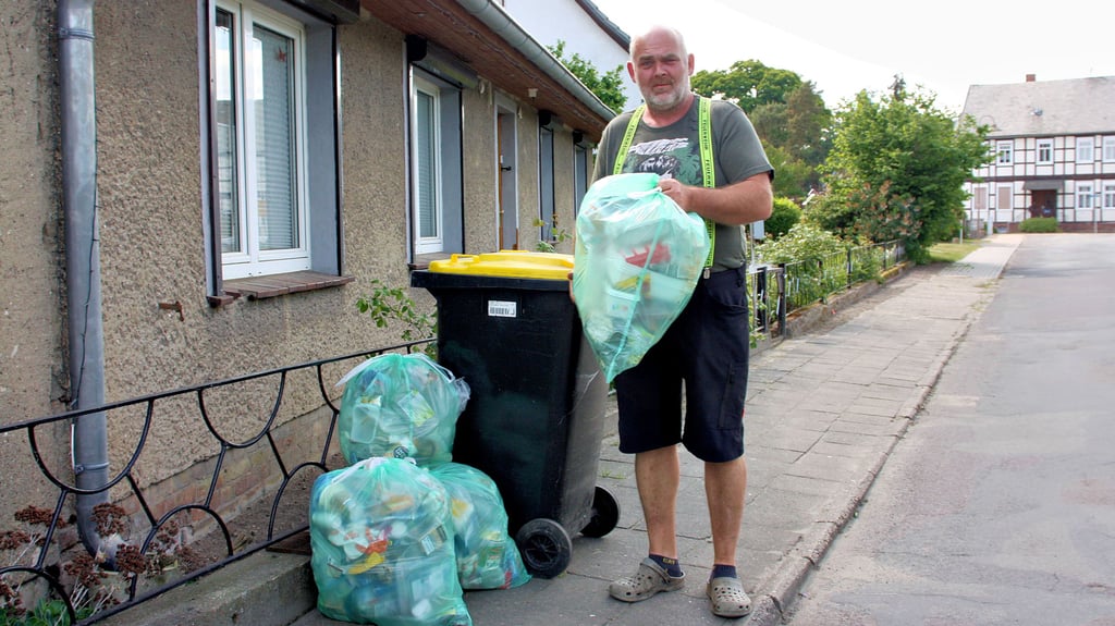 Bei Christian Wolter in Flessau stapeln sich inzwischen die gelben Säcke, weil sie nicht eingesammelt werden.