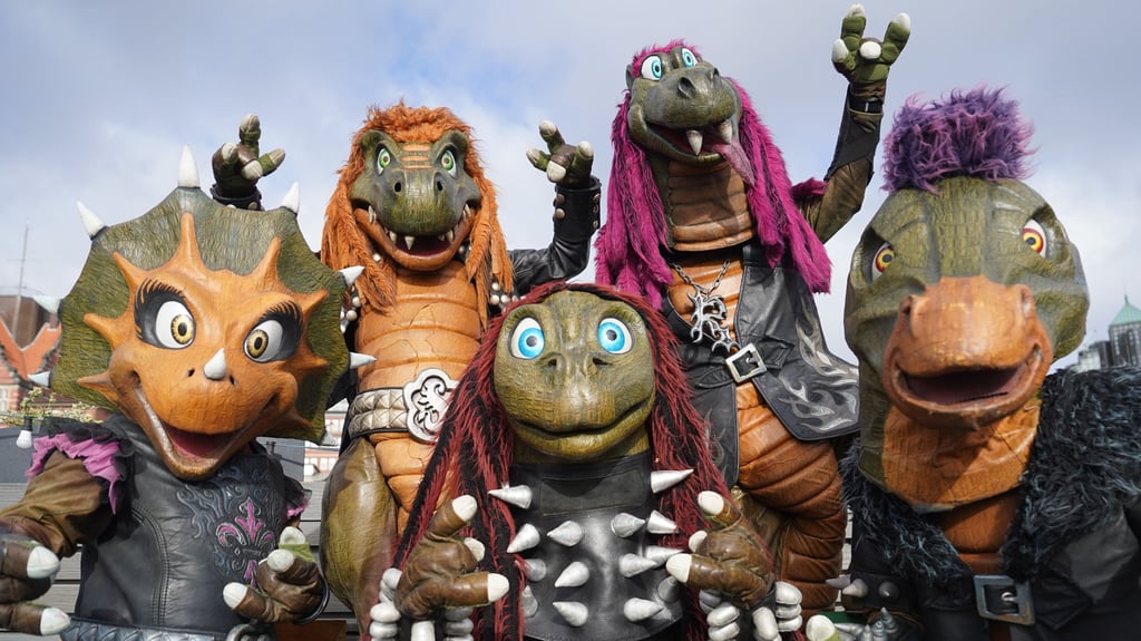 Grüne Schuppen und lange Schwänze auf der Bühne: "Heavysaurus" spielen in Halle.