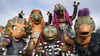 Grüne Schuppen und lange Schwänze auf der Bühne: "Heavysaurus" spielen in Halle.