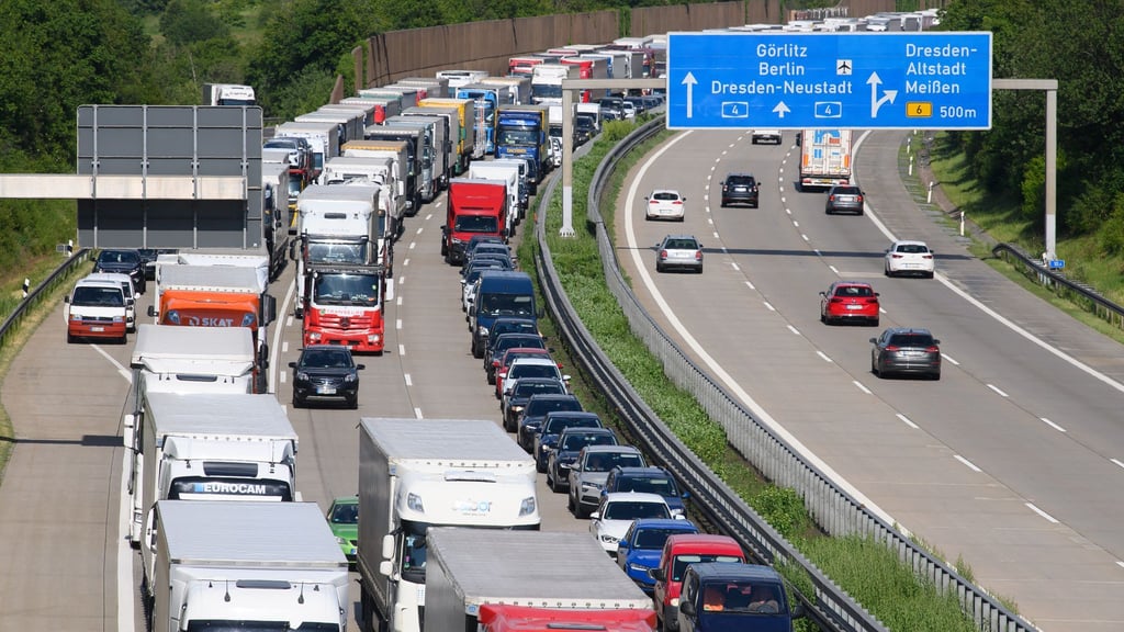 Das lange Wochenende um Christi Himmelfahrt bringt traditionell viele Menschen auf die Straße. Der Auto Club Europa (ACE) und der ADAC warnen vor vollen Autobahnen und langen Staus.