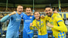 Kritisiert den eigenen Verein: Braunschweigs Sven Köhler (2. v.l.), zusammen mit Ron-Thorben Hoffmann, Lino Tempelmann und Fabio Kaufmann nach der erfolgreichen Relegation gegen den 1. FC Saarbrücken.