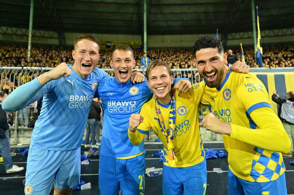Kritisiert den eigenen Verein: Braunschweigs Sven Köhler (2. v.l.), zusammen mit Ron-Thorben Hoffmann, Lino Tempelmann und Fabio Kaufmann nach der erfolgreichen Relegation gegen den 1. FC Saarbrücken.