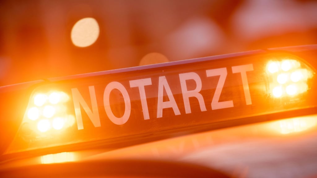 Ein 43-jähriger Radfahrer ist in Halle in Straßenbahnschienen geraten und schwer gestürzt.
