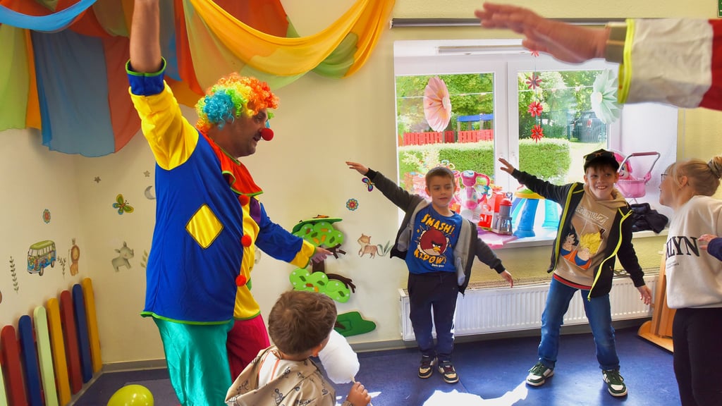 Die zwei Clowns Fridolin und Fridolina aus Amsdorf sorgten für Spaß bei den Kindern und animierten zum mittanzen.
