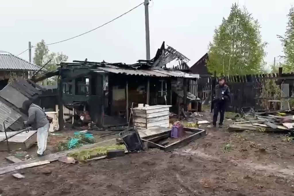Ein Beamter des russischen Ermittlungskomitees dokumentiert den Schauplatz eines Massenmordes an Teenagern in der Stadt Baikalsk. Bei einem Messerangriff während einer Geburtstagsfeier wurden vier Jugendliche getötet und vier weitere verletzt. Der mutmaßliche Angreifer starb im Feuer.