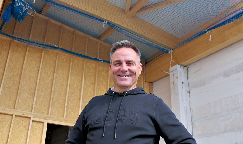 Zimmermann Thomas Ludwig aus Halle zeichnet mit seinem Team für den Holzbau am Brunnenversand verantwortlich