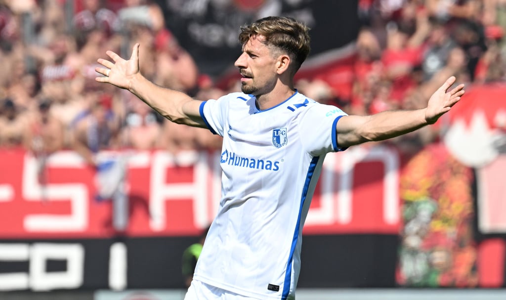 Alexander Nollenberger jubelt über sein Traumtor beim Spiel seines 1. FC Magdeburg gegen den 1. FC Nürnberg am 31. August 2024.