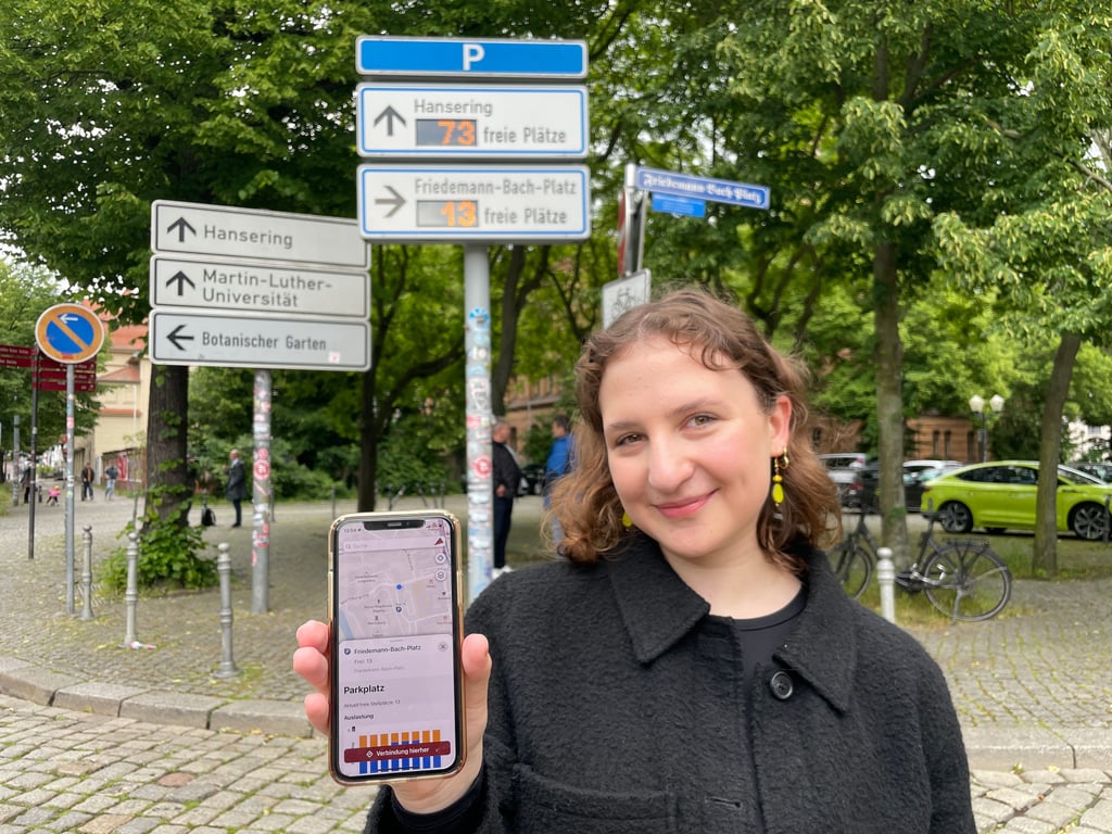 Helena Schmieder, Werkstudentin bei den Stadtwerken Halle, hat die „Mein Halle“-App mit freien Parkplätzen am Friedemann-Bach-Platz getestet.