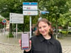 Helena Schmieder, Werkstudentin bei den Stadtwerken Halle, hat die „Mein Halle“-App mit freien Parkplätzen am Friedemann-Bach-Platz getestet.