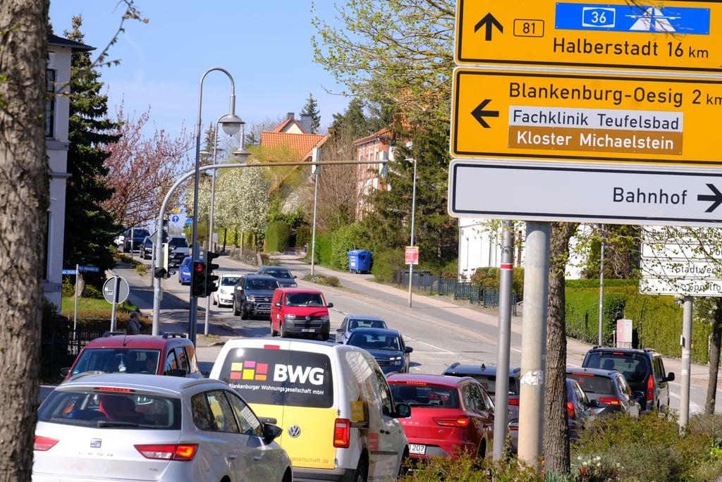 Die vielbefahrene B81 in Blankenburg. Ab Montag, 2. Juni 2025, geht es an der Ampelkreuzung Neue Halberstädter /Friedens- /Michaelsteiner Straße nicht mehr in Richtung A36. In einem ersten Abschnitt wird auf der Ortsdurchfahrt unter monatelanger Vollsperrung die Fahrbahn saniert.