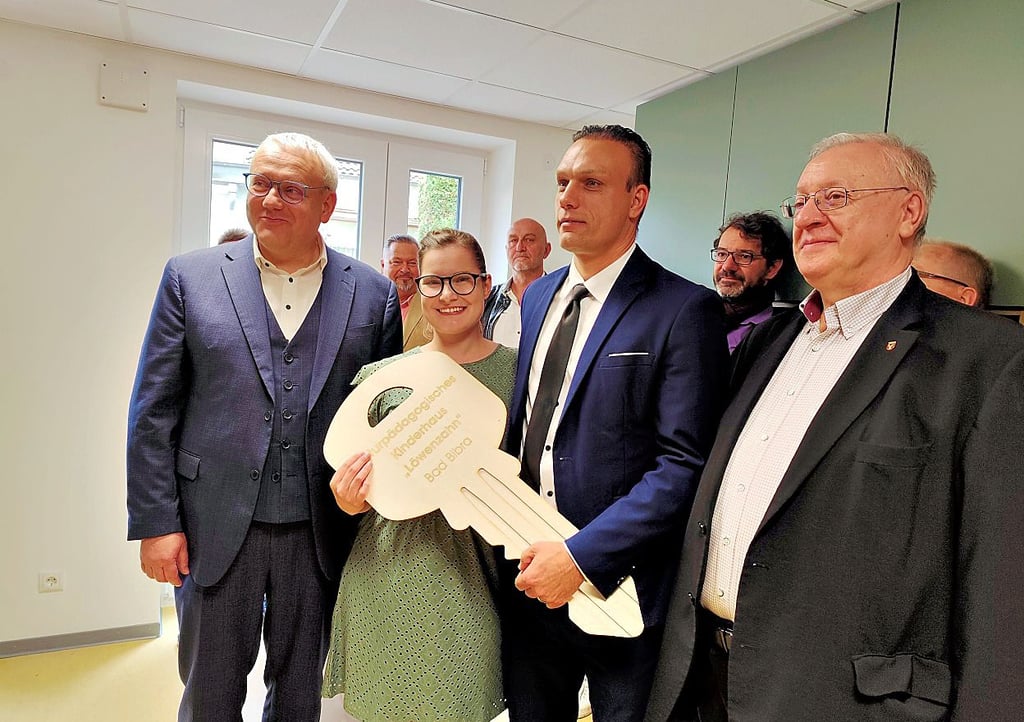 Landrat Götz Ulrich (l.) übergibt im Beisein des Ausschuss-Vorsitzenden Jörg Freiwald (r.) symbolisch den Schlüssel an Heimleiterin Liesa Stieber und Christian Schmidt, Chef der Bildungs- und Kooperationagesellschaft Burgenlandkreis.