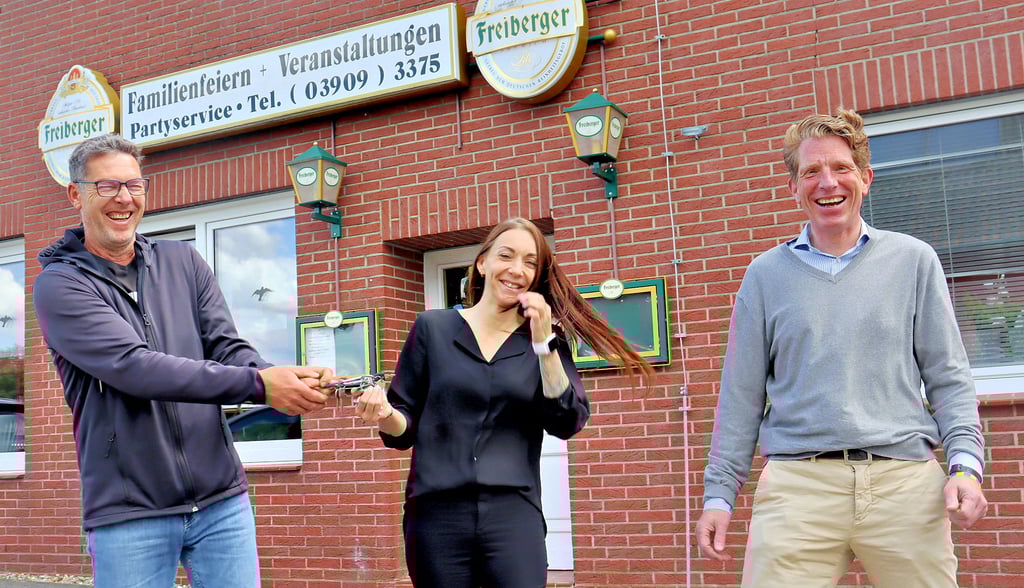 Stefan Rönnefahrt (von links) hat das Gästehaus Karin in Klötze an Anja Lühmann und Hannes Schimmel-Vogel verkauft. Bei der Schlüsselübergabe am Montag herrschte beste Stimmung.
