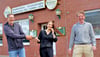 Stefan Rönnefahrt (von links) hat das Gästehaus Karin in Klötze an Anja Lühmann und Hannes Schimmel-Vogel verkauft. Bei der Schlüsselübergabe am Montag herrschte beste Stimmung. 