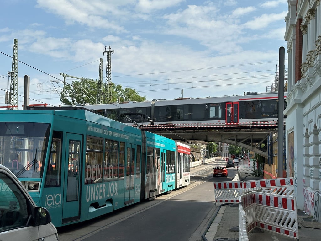 Noch ist die Hallische Straße in Magdeburg als Einbahnstraße in Richtung Innenstadt geöffnet. Doch ab 2. Juni 2025 wird sie für drei Wochen voll gesperrt.