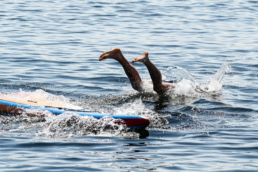 Ein laut Polizei betrunkener Mann ist bei einer Tour mit einem Stand-up Paddle Board (SUP) in die Saale gestürzt und musste gerettet werden. (Symbolbild)